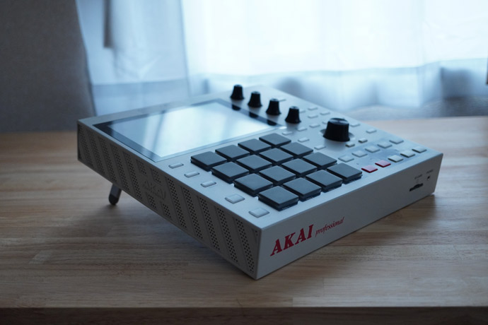 MPC ONEにスタンドとバッテリーをつける
