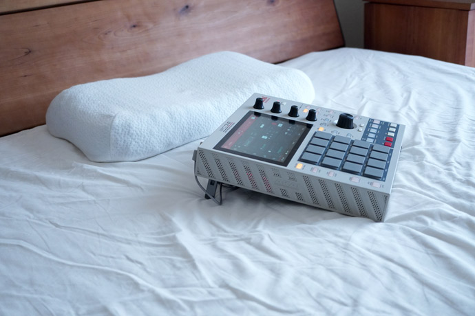 MPC ONEにスタンドとバッテリーをつける